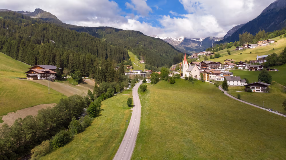 Das Dorf Ratschings im Sommer